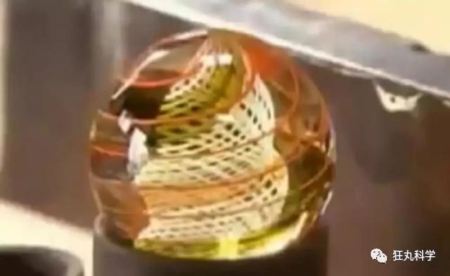 【荐读】玻璃球里的花纹怎么弄进去的？童年之谜终于解开了