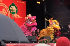 快来看！伦敦举办的这场中国春节庆典真热闹视频封面