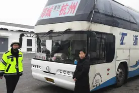 服务区里全是车，自己的车在哪里？女乘客彻底懵了图片