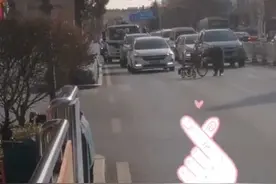 佝偻老人推轮椅蹒跚过马路 汽车停车礼让1分多钟图片