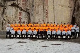 42秒丨鲁能登泰山祈福，橙色战袍新年亮相，谁被球迷围堵视频封面