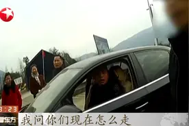 小孩就不算超员？5人小轿车坐进6个人，司机被查：车里有个小娃娃视频封面