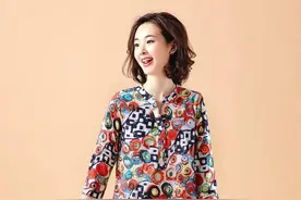 女人过了30，建议打扮年轻点，穿这“阔太衫”，气质高雅特美嫩图片