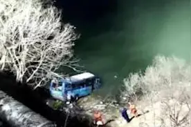 汉中公交车坠江致2死续：线路停运两天视频封面