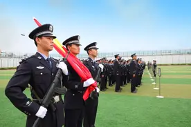 你就应该和监狱民警谈恋爱图片