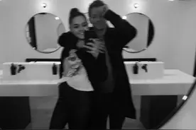 “断眉”情人节公布恋情，牵手18岁模特女友图片