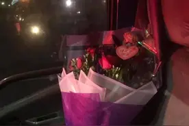 台男子给老婆送花被呛“葬礼上拿的”：他之前干过这事图片