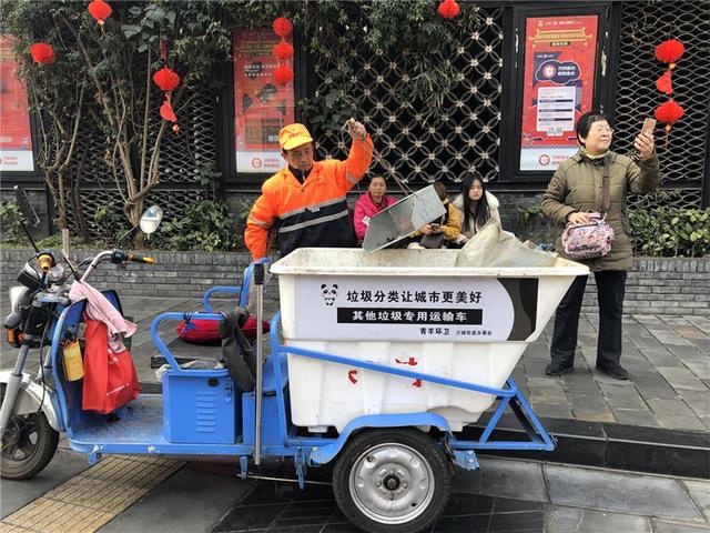 从62岁网红环卫工到社区网格员 他们坚守岗位不负春光