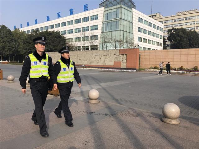 从62岁网红环卫工到社区网格员 他们坚守岗位不负春光