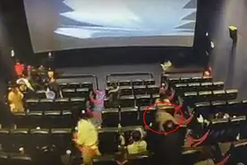 南宁一男子在电影院捡走别人手机并关机，迫于压力主动交还派出所图片