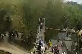 阳江6游客摇桥致钢索断裂，坠落后悬空视频封面