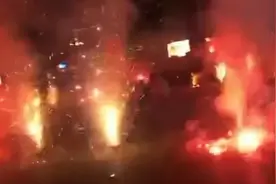 求婚现场变火海 小伙点燃烟花营造浪漫气氛 没想酿成大火图片