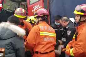 福银高速发生惨烈车祸，五车连环相撞多人被困，消防紧急排险救援视频封面