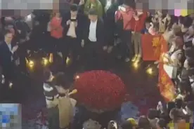 小伙街头求婚喜放烟花，火花飘落树丛花海变火海，小伙被控制！图片