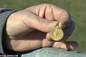 英国女子在农田发现1500年前黄金吊坠，还以为是金币巧克力图片
