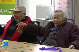 探访老年人日间照料中心：90岁老人集体玩“小蜜蜂”游戏