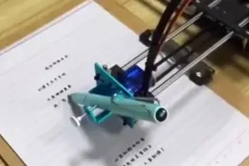 初中生网购写字机器人写作业 因何被识破？视频封面