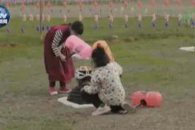13岁的二女儿与7岁的小女儿身高无异，原因让人心酸视频封面