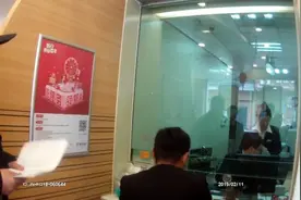 银行柜台每次取一百，客户连取29次被拘视频封面