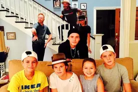 贝克汉姆一家出席时装周，贝嫂一身红衣夺目，而小七却“掉牙”图片