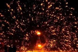 55秒｜淄博百年历史“流星铁花”闹元宵 流星如瀑场面震撼视频封面