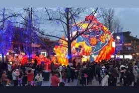 15万游客“挤爆”南京夫子庙看灯视频封面