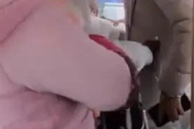 汉中一女子称在公交上丢手机，对所有乘客挨个“搜身”图片
