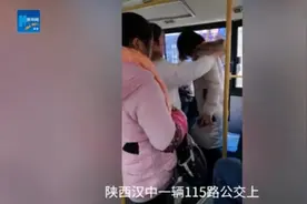不违法？女子称乘坐公交时丢手机 对40多名乘客挨个“搜身”图片