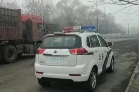 无牌警车上路执法，警方：电动车无需挂牌视频封面