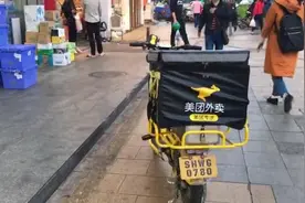 外卖被偷，小哥自费赔偿“当贡献一把”
