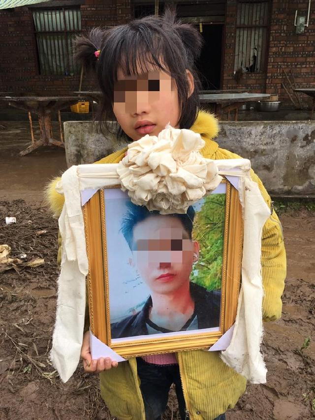 小伙快手直播跳河不幸身亡：火了不用上班
