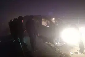 暖心警事！轿车侧翻沟里 民警救助脱险图片