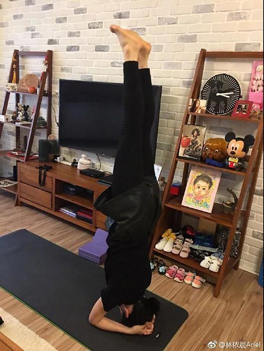 《小女花不弃》嫩颜成团宠 ，37岁林依晨剧外蓝颜美男一箩筐，盘她！