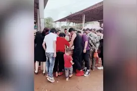 广东两青年1500元买疑似江豚放生 渔政：正寻找出售渔民视频封面