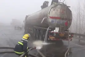 47秒丨险！青银高速一危化品车大雾中被追尾，11吨汽油泄漏视频封面