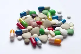 一睹为快！你知道过期抗生素药片该怎么扔吗？快来学习一下吧！视频封面