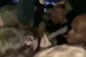 大学生夜店热舞震塌天花板 合力托举跳完整曲图片