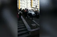 小车冲下台阶 路人合力帮忙 演绎现实版“东北人都是活雷锋”视频封面