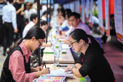 超16个城市升级人才引进政策：“落户”放宽学历年龄限制