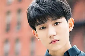 明星锡纸烫，躲过了王源和黄子韬，却败给何炅的“狗啃锡纸烫”图片