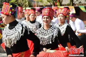 景颇族目瑙纵歌节昆明启幕 游客感受景颇族文化图片