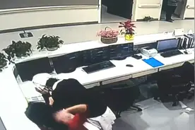 女子暴打护士自称“知识分子”，被抓后落泪忏悔：“太冲动了！”视频封面