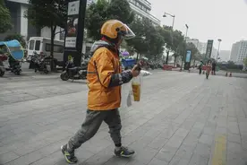 还记得这位令人感动的外卖小哥吗？168天后他装上假肢 重新上岗图片