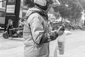 装上假肢后的王建生昨天重新穿上外卖制服图片