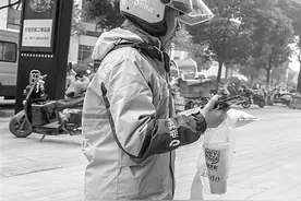 装上假肢后的王建生 昨天重新穿上外卖制服图片