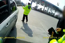 无证老子拿儿子驾照应付检查，交警识破