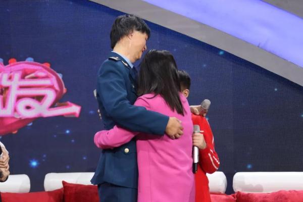 因为爱情！空军战士舍身救火全身烧伤，女大学生心生倾慕相守余生