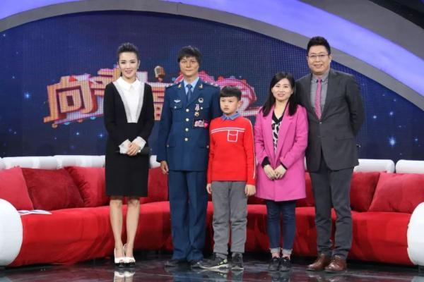 因为爱情！空军战士舍身救火全身烧伤，女大学生心生倾慕相守余生