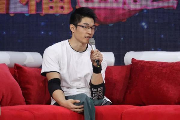 因为爱情！空军战士舍身救火全身烧伤，女大学生心生倾慕相守余生