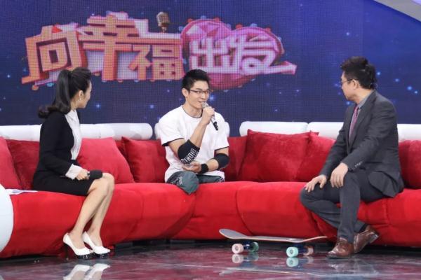 因为爱情！空军战士舍身救火全身烧伤，女大学生心生倾慕相守余生